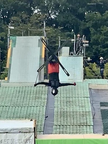 ウォータージャンプで逆さ姿勢をとる選手